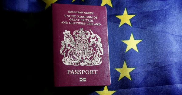 Foto: Un pasaporte británico sobre una bandera europea. (Reuters)