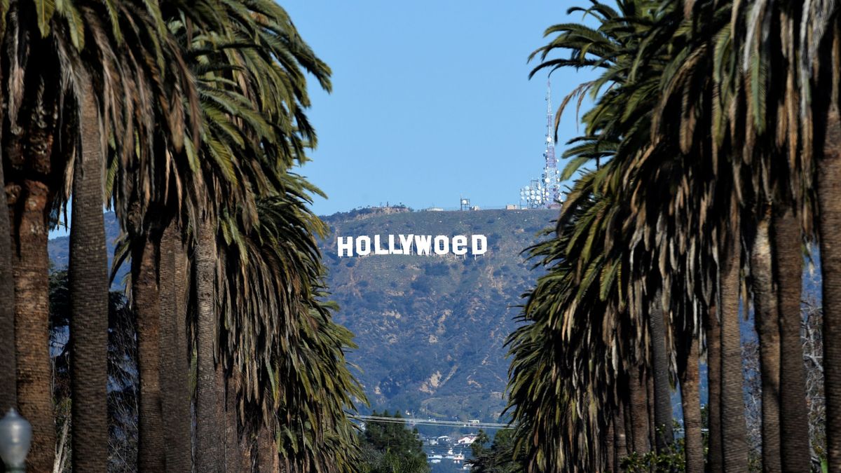 Un bromista cambia el letrero de Hollywood para celebrar la legalización de la marihuana 