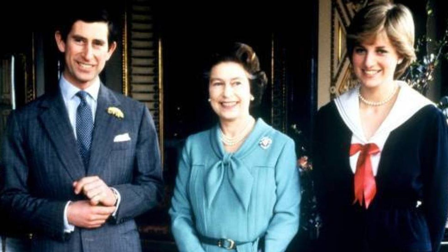 Carlos y Diana, junto a la reina Isabel II. (Cordon Press)