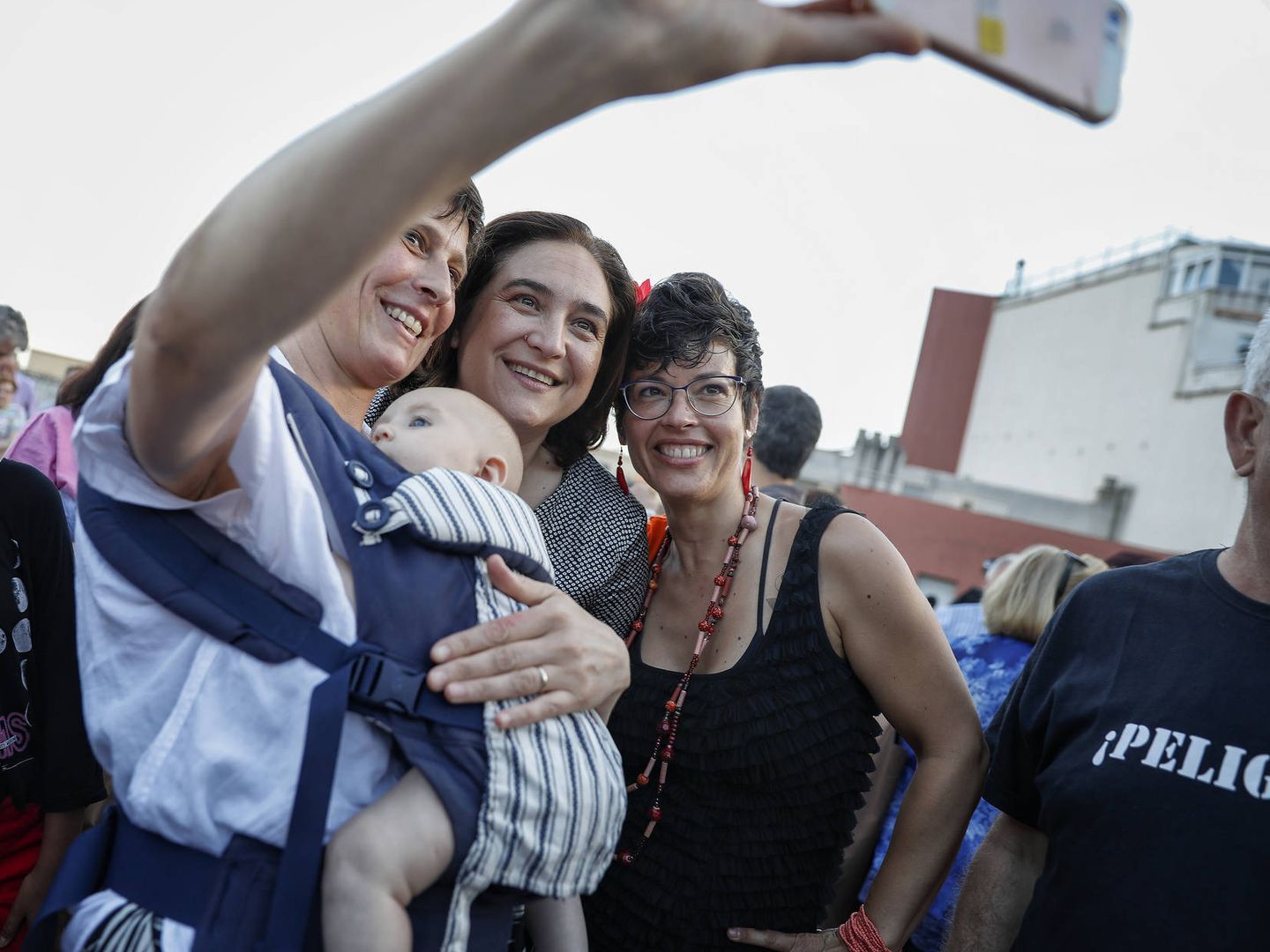 Ada Colau posa para un selfie con una pareja y su hijo. (Ajuntament de Barcelona)
