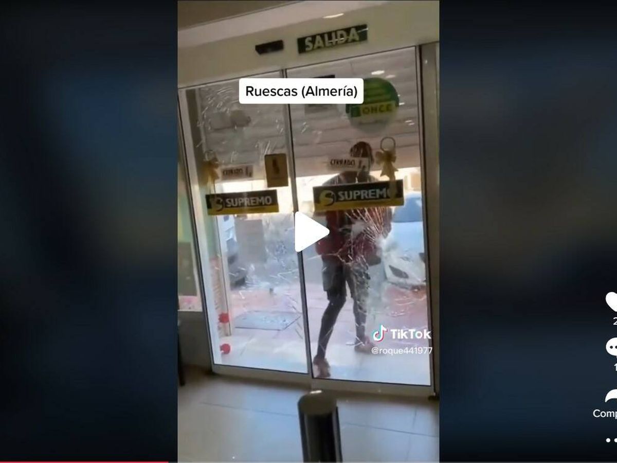 Foto: Fragmento del vídeo en el que se ve al atacante golpeando la cristalera del comercio. (TikTok/roque441977)