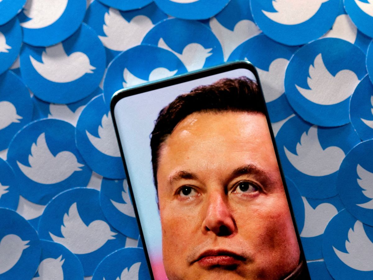 Foto: Una imagen de Elon Musk en un 'smartphone'. (Reuters/Dado Ruvic)