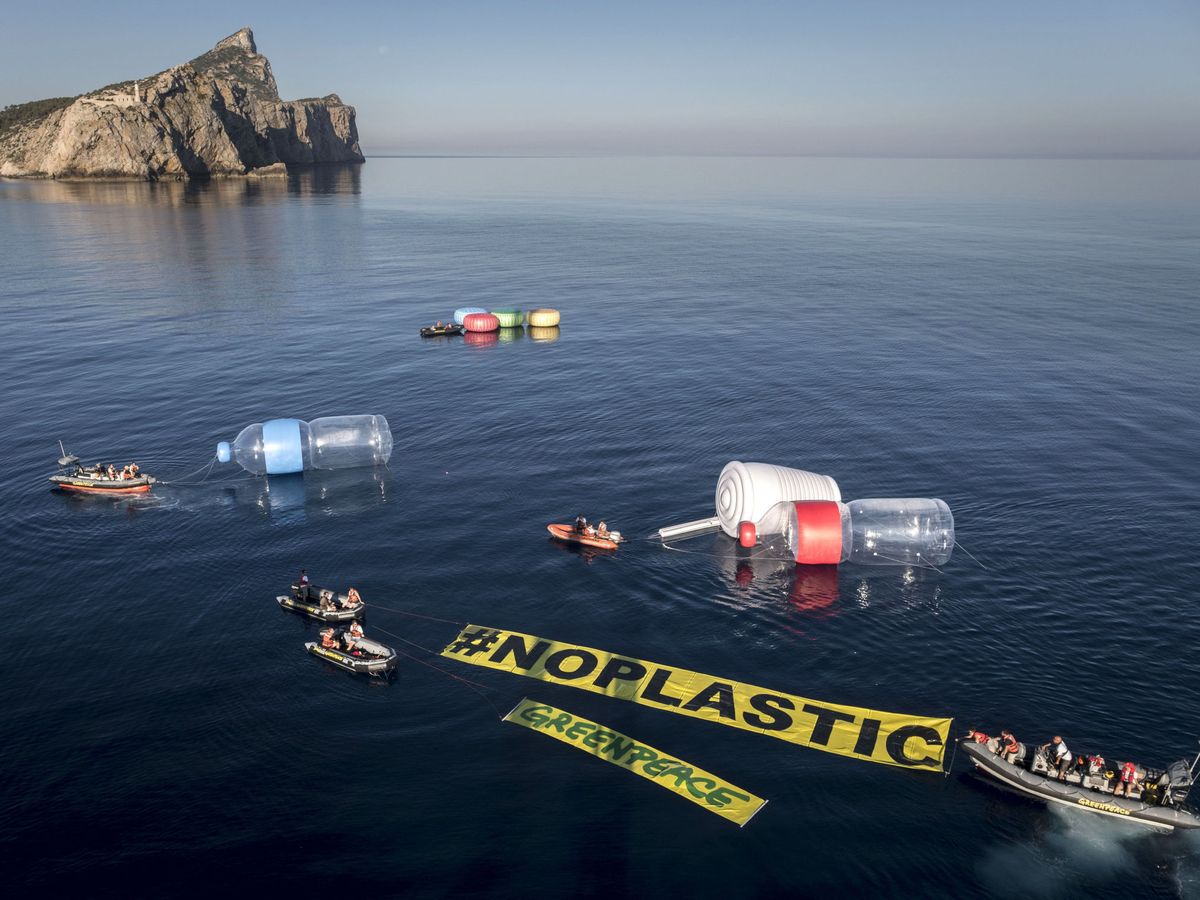 Foto: Iniciativa de Greenpeace contra la contaminación plástica en el Mediterráneo. (Greenpeace)