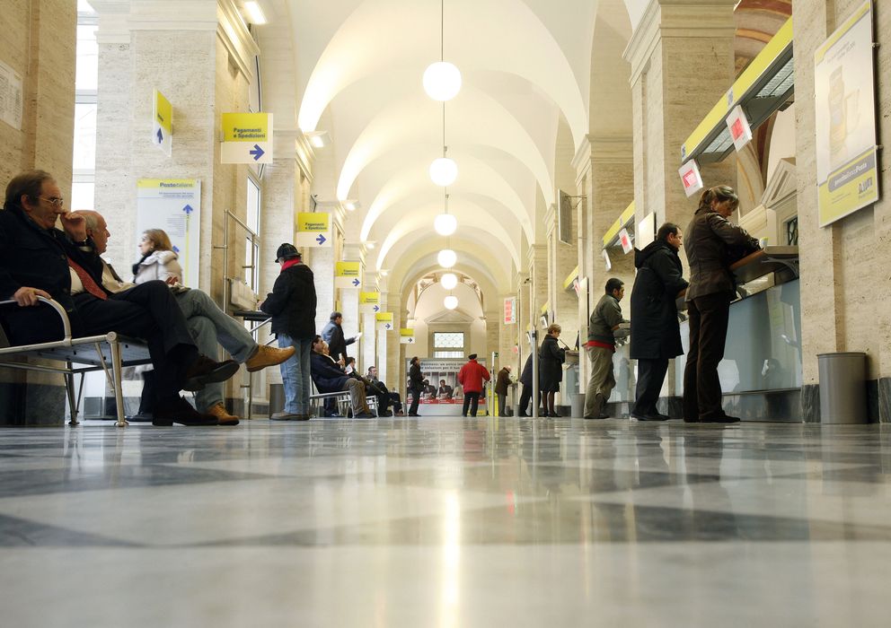 Foto: Ciudadanos aguardan su turno en una oficina de correos de Roma, en una imagen de archivo. (Reuters)