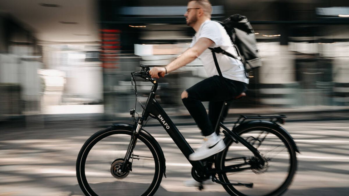 La DGT avisa a los ciclistas: multas de 200 euros si utilizas alguno de estos dispositivos mientras circulas