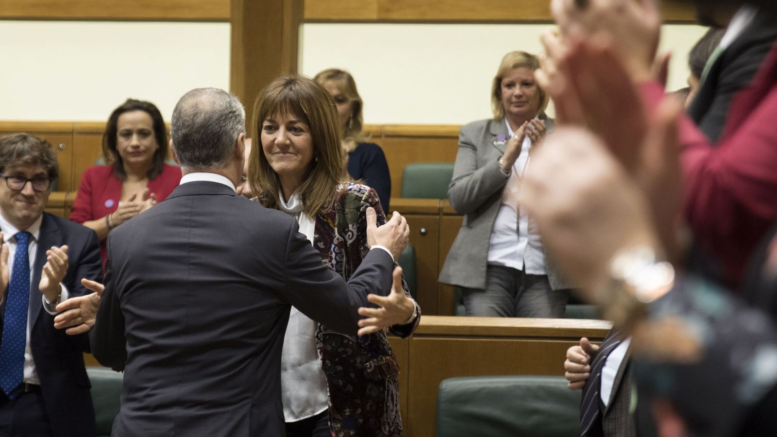 Foto: Íñigo Urkullu es felicitado por la secretaria general de los socialistas vascos. (EFE)