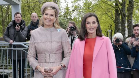 La reina Letizia elige un conjunto primaveral en Holanda: vestido naranja y tacones y bolso rosas