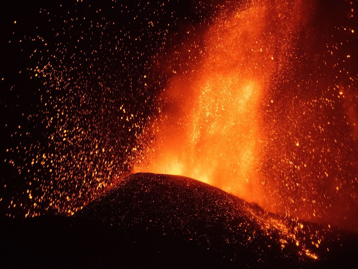 Foto: El volcán de La Palma en fases más explosivas tras seis días de erupción. (EFE)