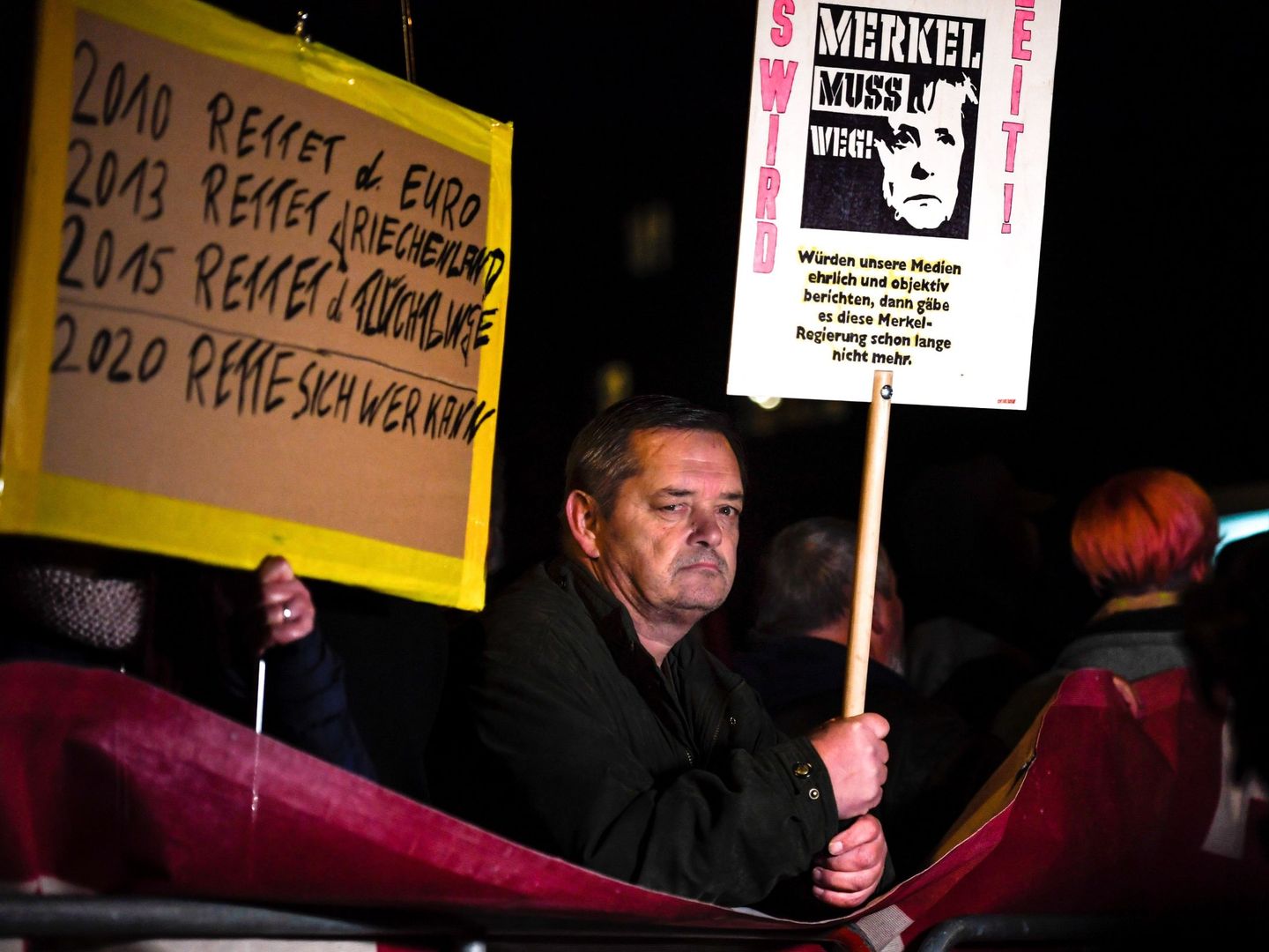 Una manifestante durante una protesta contra la canciller alemana, Angela Merkel, en Chemnitz, Alemania. (EFE)