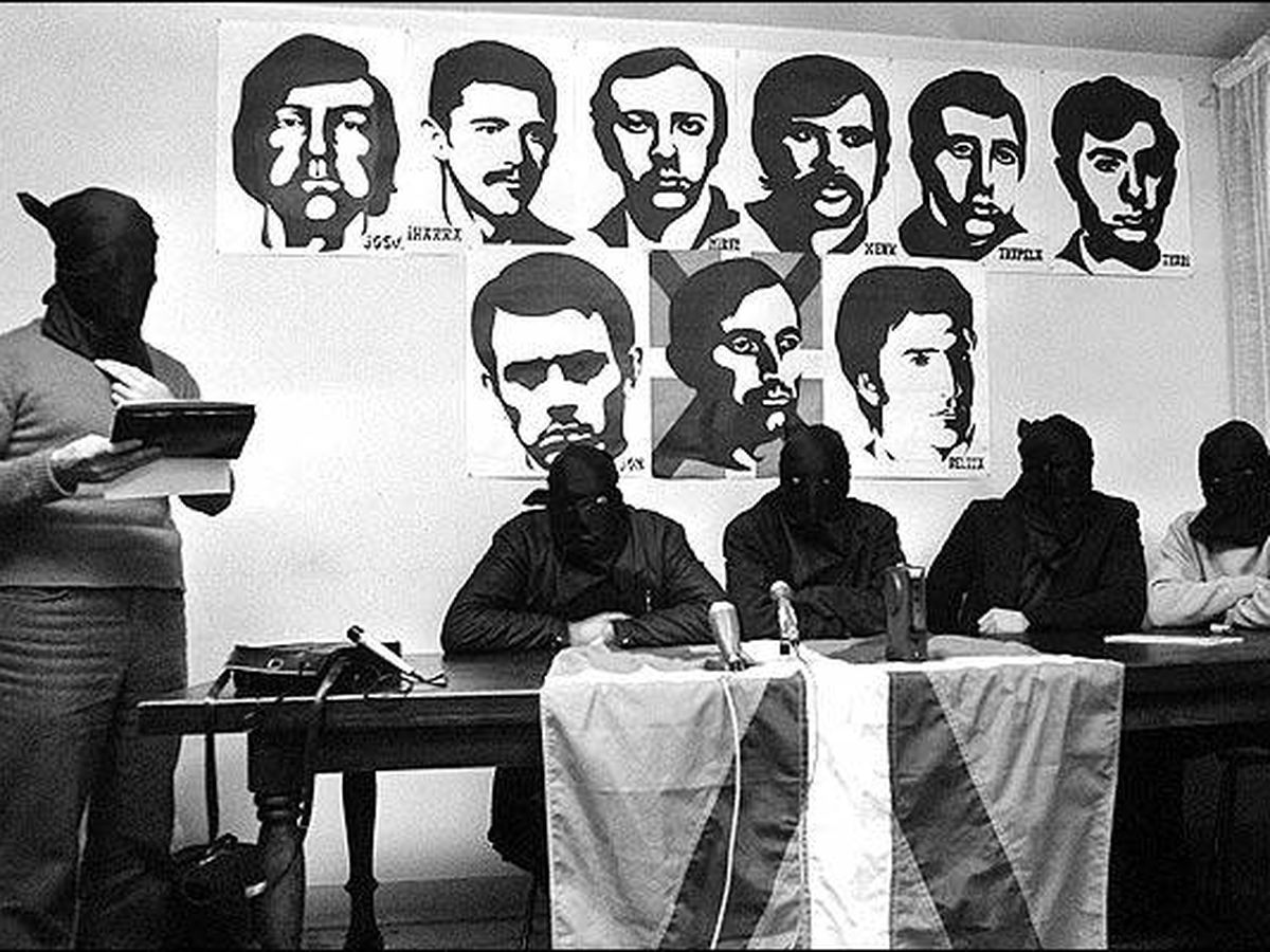 Foto: Terroristas de ETA, durante un comunicado. 