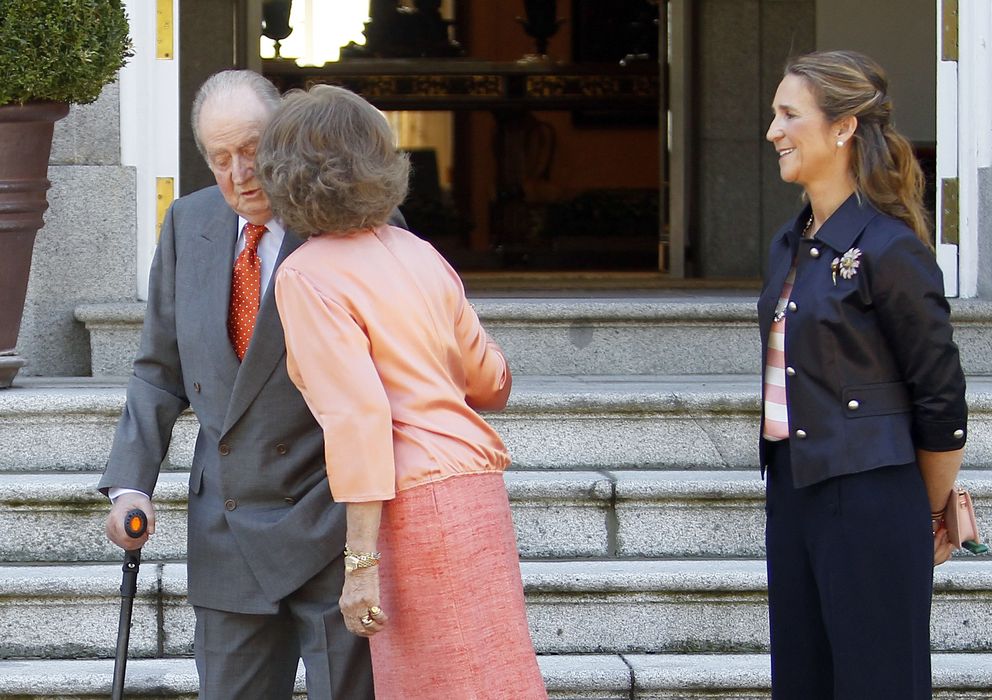 Foto: La Reina besa a don Juan Carlos ante la mirada de la infanta Elena (I. C.)
