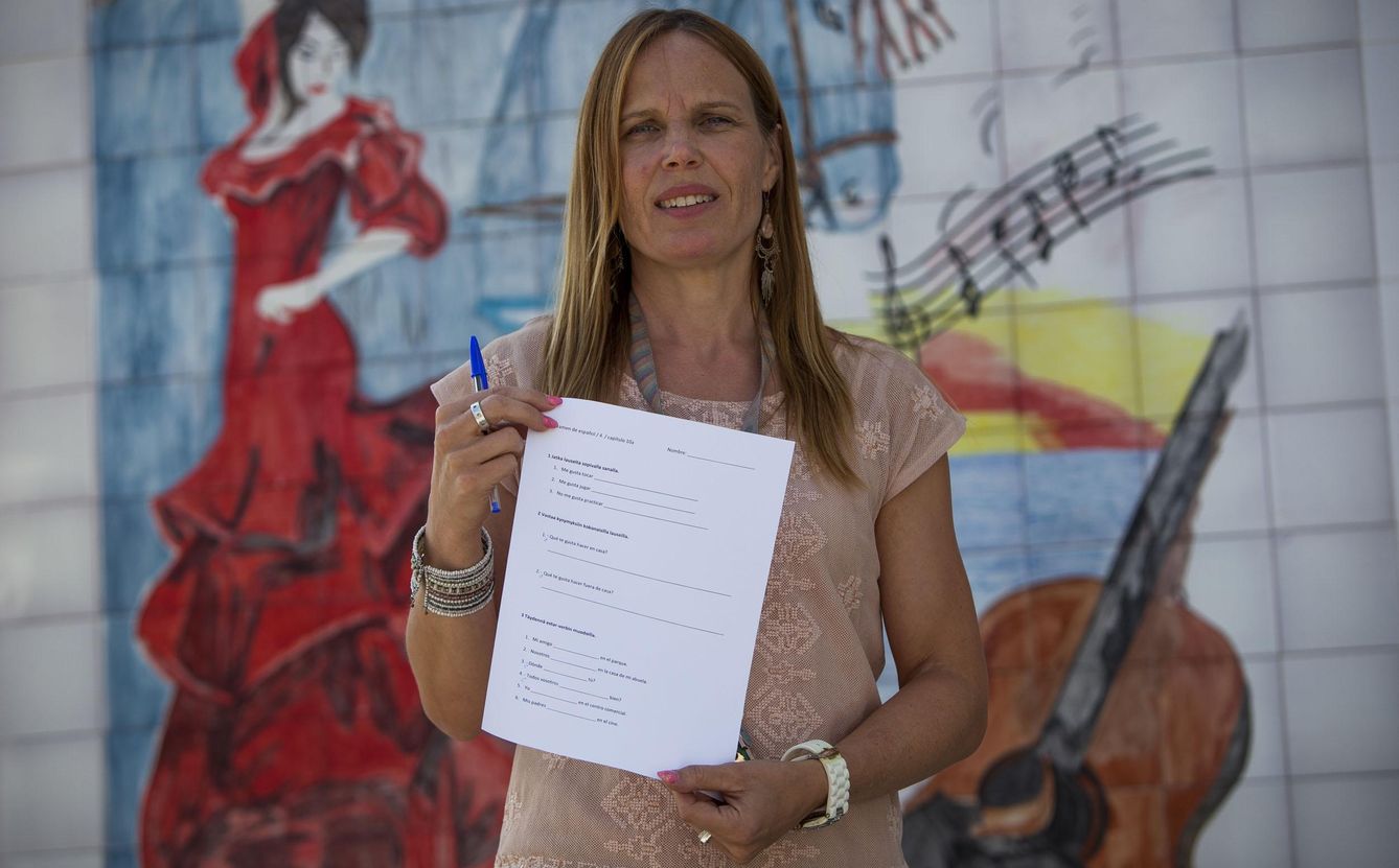 La profesora de español, Anne Niemi, mostrando un examen. (Foto: Fernando Ruso)