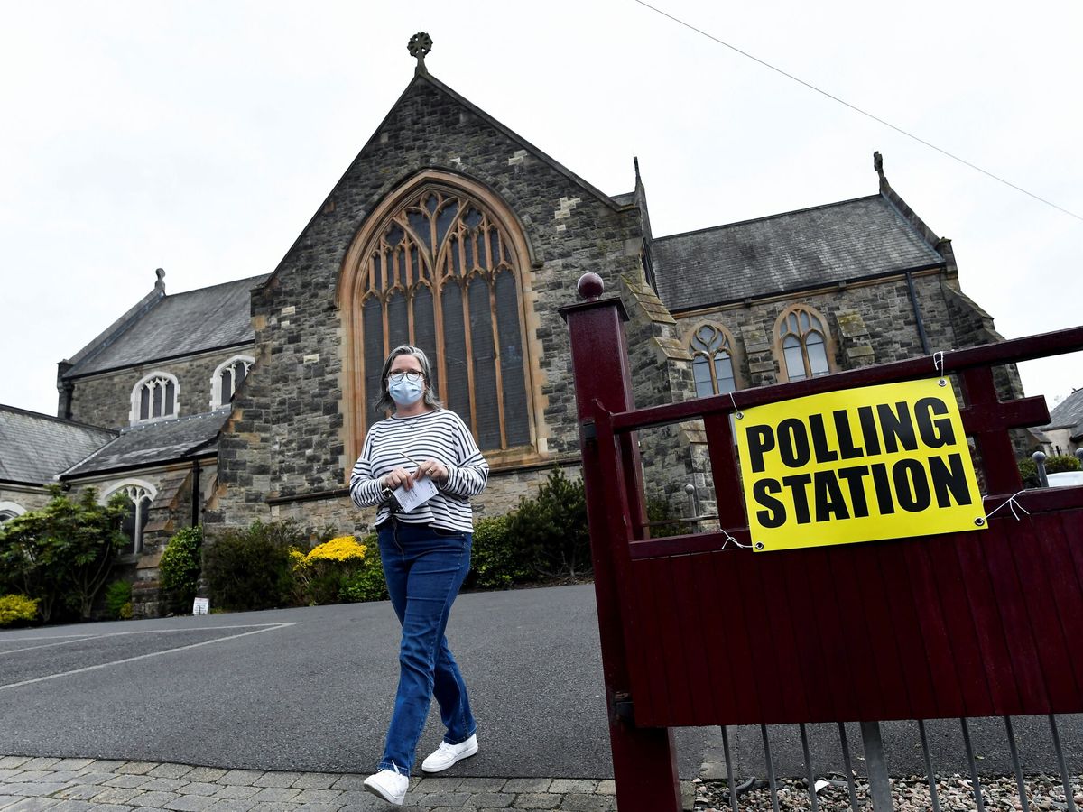 Foto: Una iglesia en Belfast durante las últimas elecciones de Irlanda del Norte en mayo de 2022. (Reuters/Clodagh Kilcoyne)