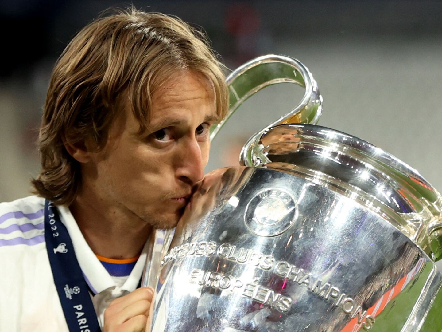 Luka Modric besa el trofeo de la Champions ganada al Liverpool en París