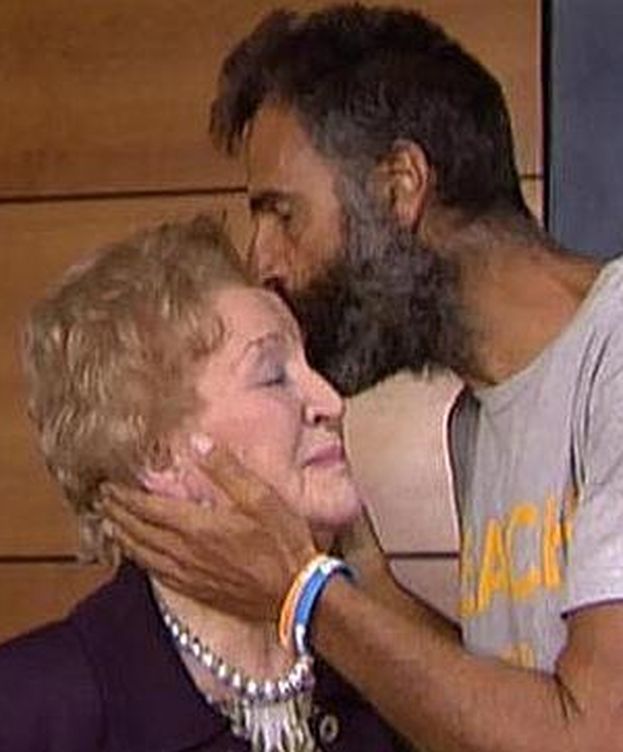 Foto: Rafa Lomana besa a su madre, Josefa (Telecinco)