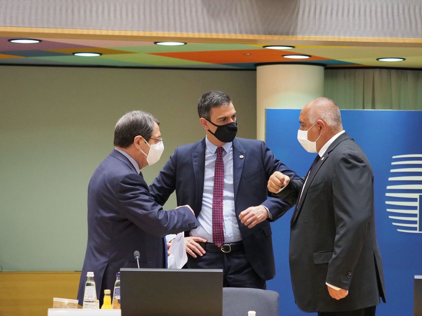 El presidente del Gobierno español, Pedro Sánchez, junto al presidente chipriota y el primer ministro de Bulgaria. (EFE)