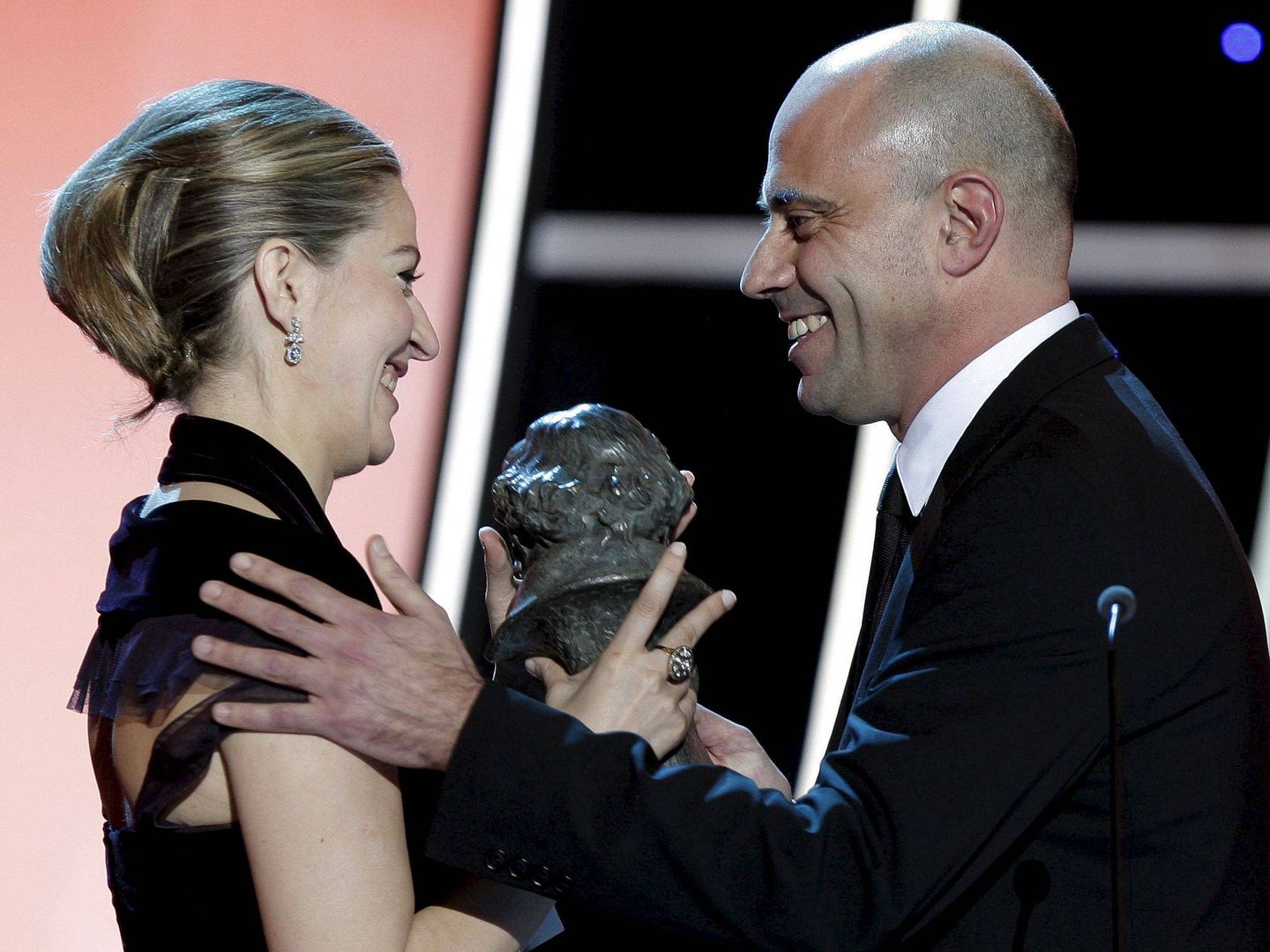 Emma Lustres recibe el Goya a la Mejor película por Celda 211