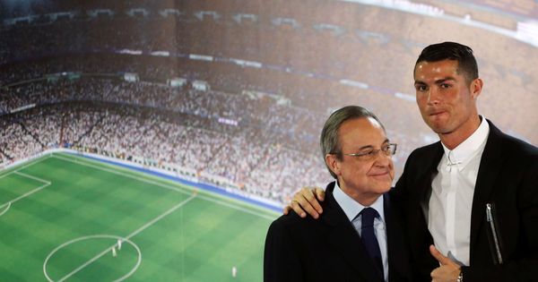 Foto: Cristiano y Florentino posan en una renovación. (Reuters) 