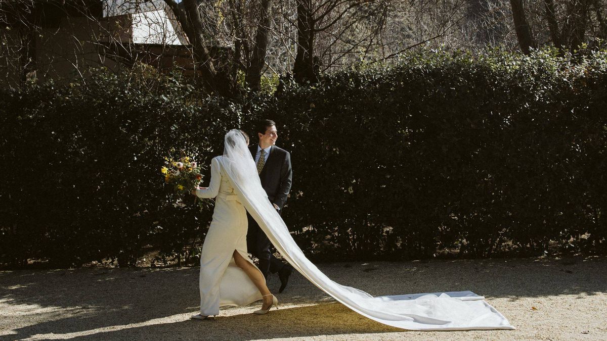 La boda de invierno de Itziar y su vestido de novia bordado con su historia de amor