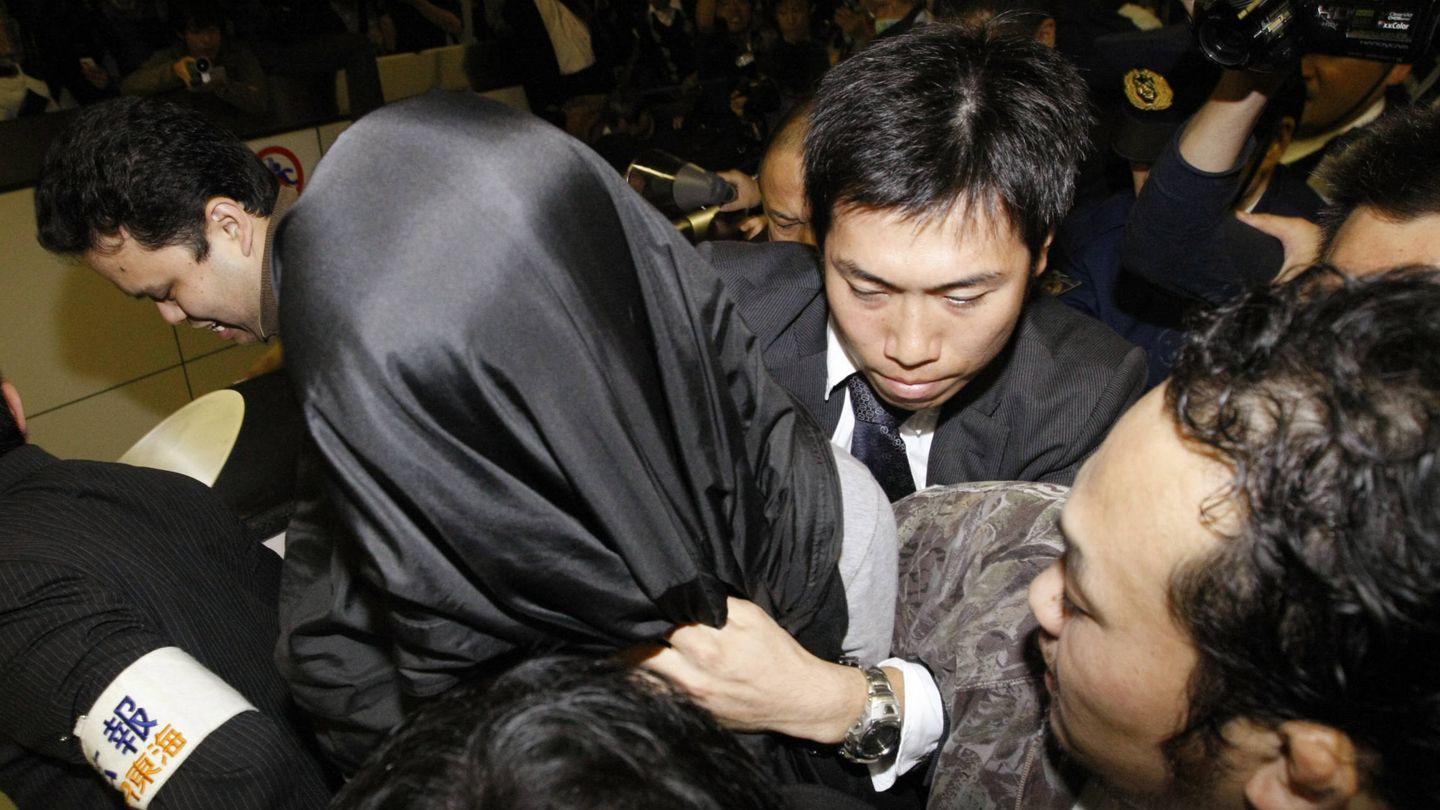 Los policías escoltan al sospechoso del asesinato de una inglesa. (Reuters/Kim Kyung-Hoon)