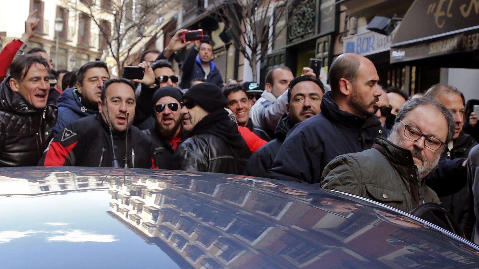Foto: Varios miembros de la Policía Municipal de Madrid increparon al concejal Javier Barbero el pasado 16 de febrero tras conocer la supresión de los antidisturbios. (EFE)