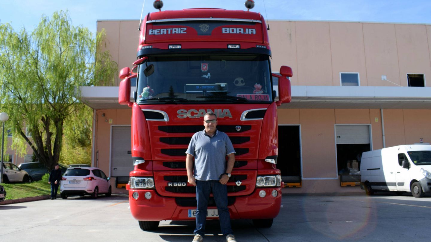 Juan Pedro junto a su camión. (Foto: Raquel Cano)