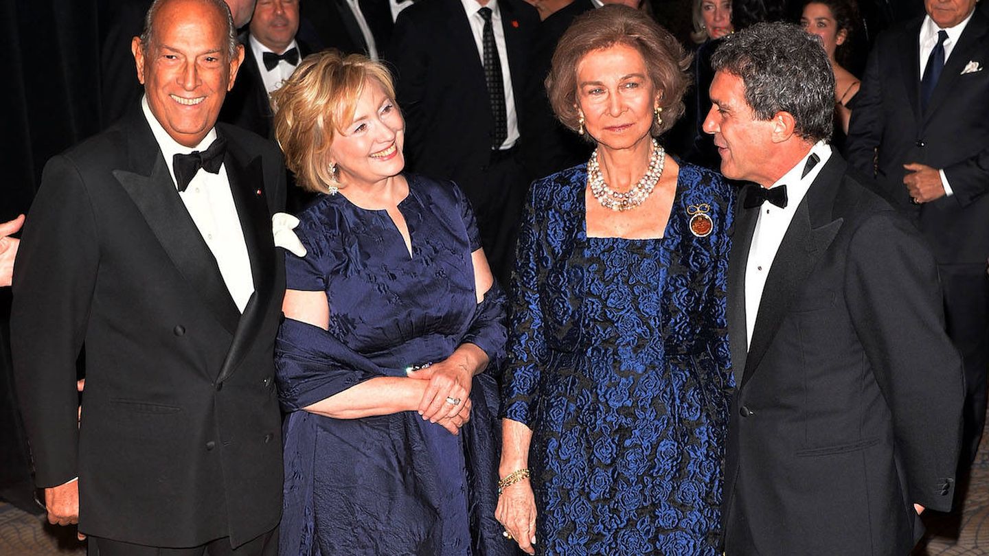 Óscar de la Renta junto a Hillary Clinton, la reina Sofía y Antonio Banderas. (Getty)