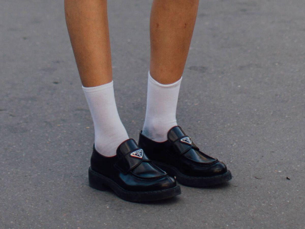 Foto: Unos mocasines de Prada en el street style. (Launchmetrics Spotlight)
