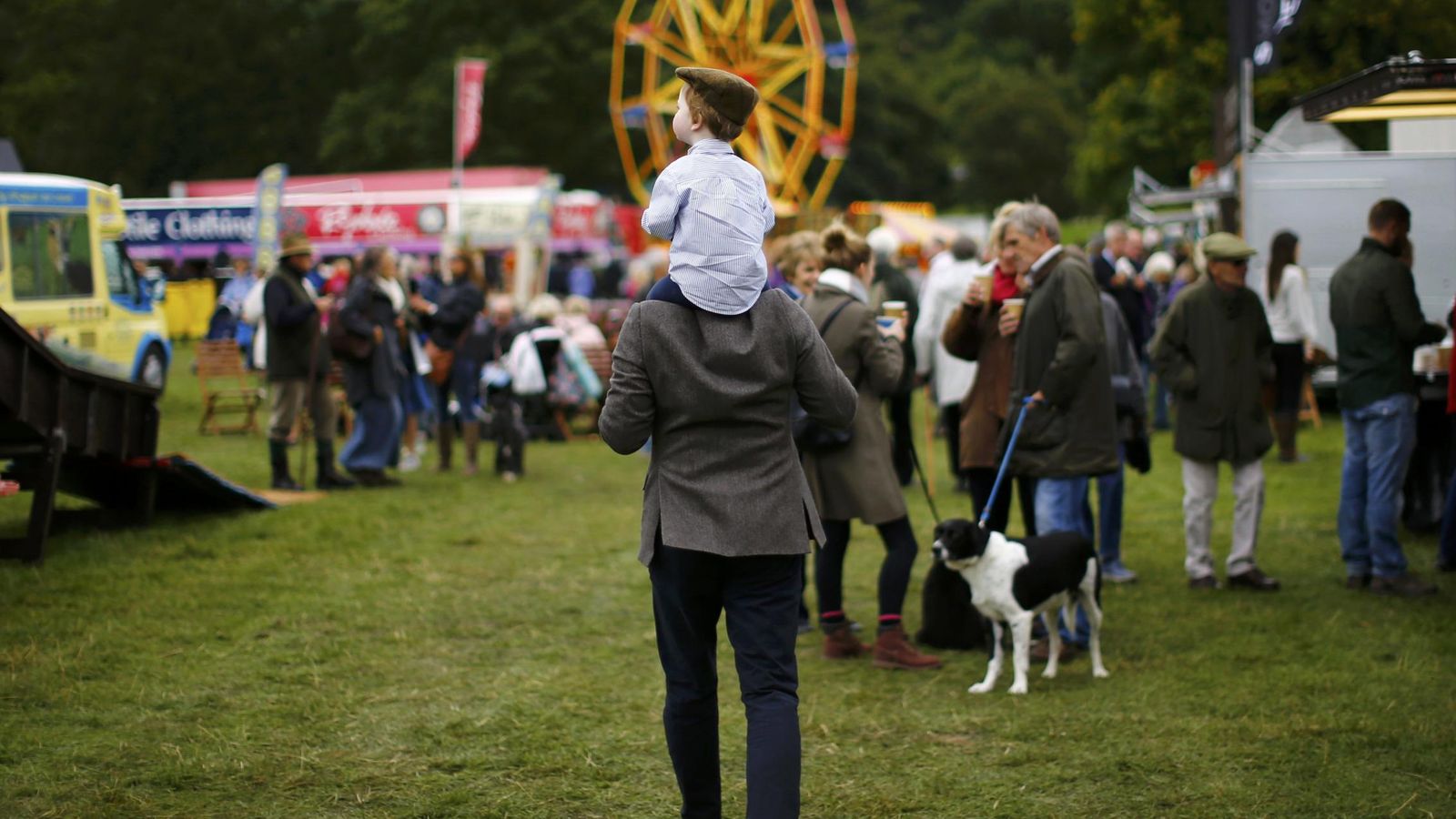 Foto: Un padre con su hijo a hombros en la Feria Chatsworth Country, cerca de Bakewell, el 4 de septiembre de 2015 (Reuters). 