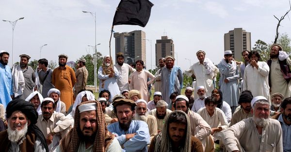 Foto: Comerciantes pastunes de Waziristán del Norte reclaman compensaciones en Islamabad por daños en operaciones antiterroristas, el 18 de abril de 2018. (EFE)