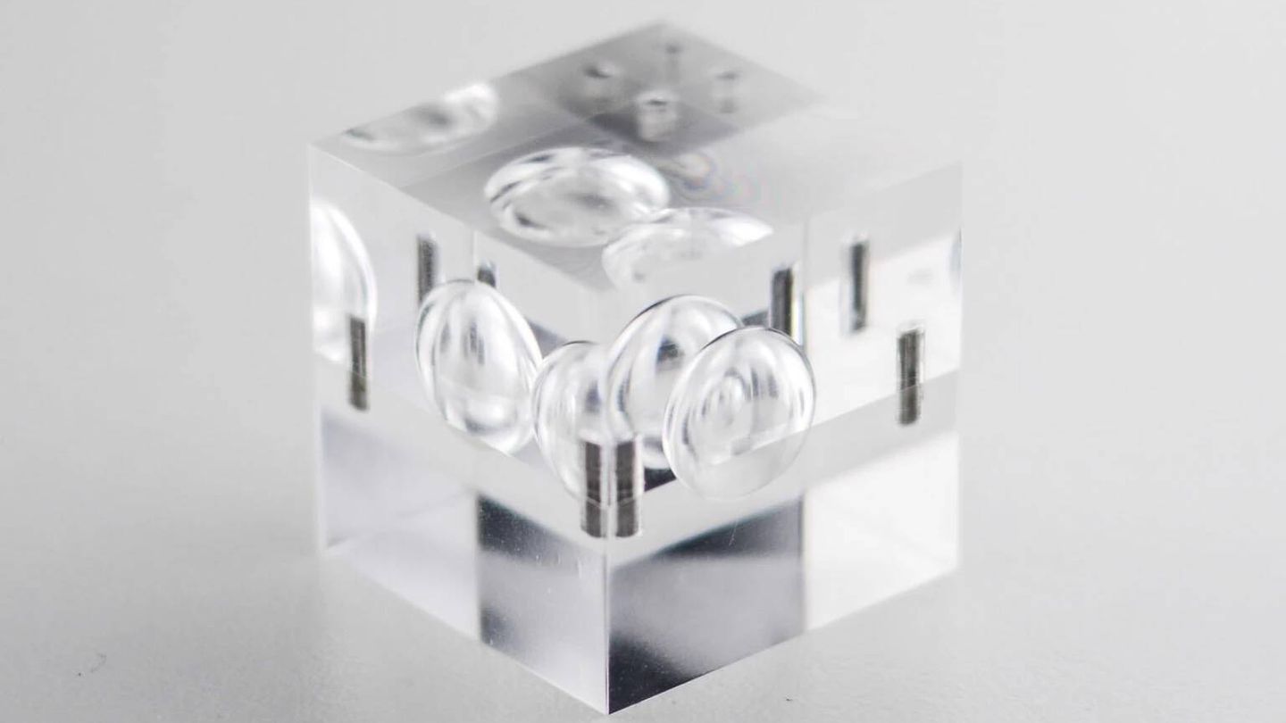El cubo con cavidades que encapsula el combustible de fusión (First Light Fusion)