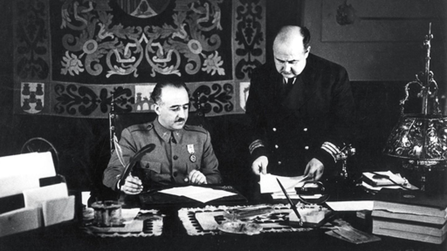 Franco en su despacho de Salamanca, junto con su hermano Nicolás Franco, gobernador general del Estado. (EFE)