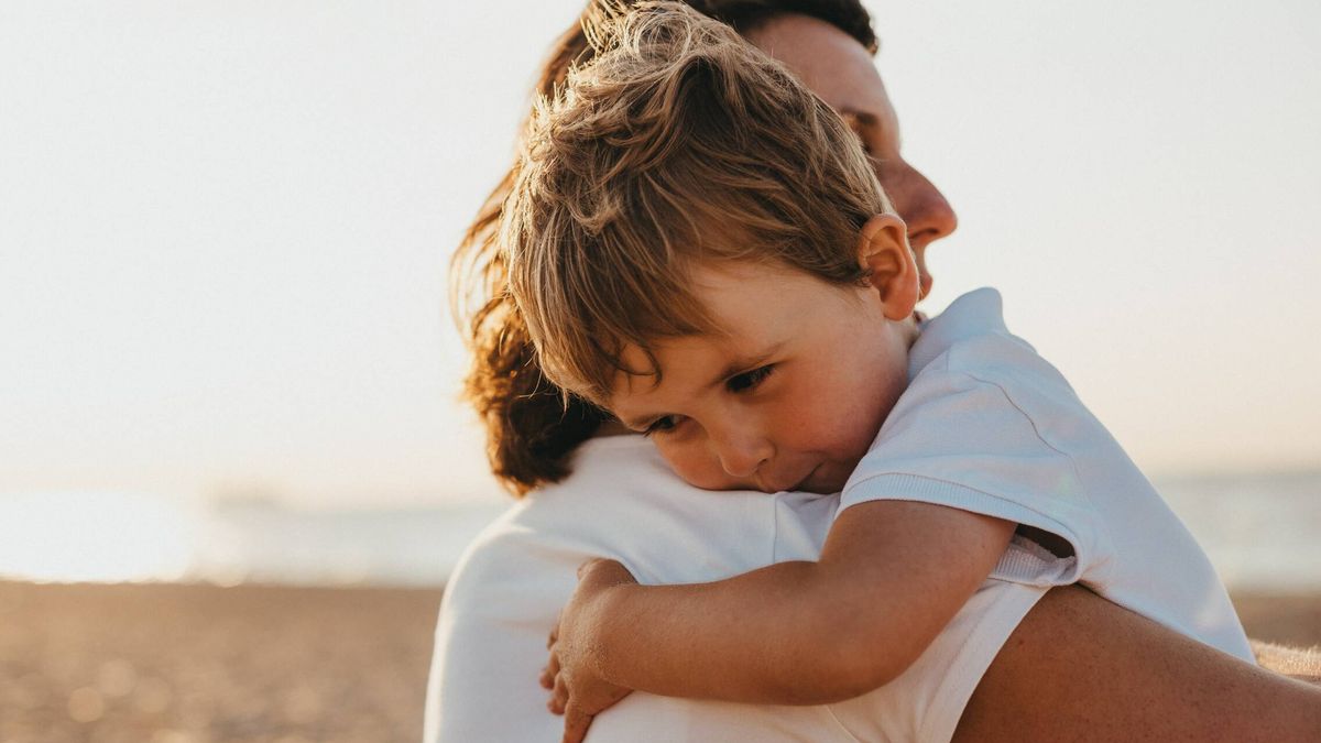 Diferencias entre emoción y reacción y por qué es importante saberlo para educar a tu hijo, según el neuropsicólogo Álvaro Bilbao
