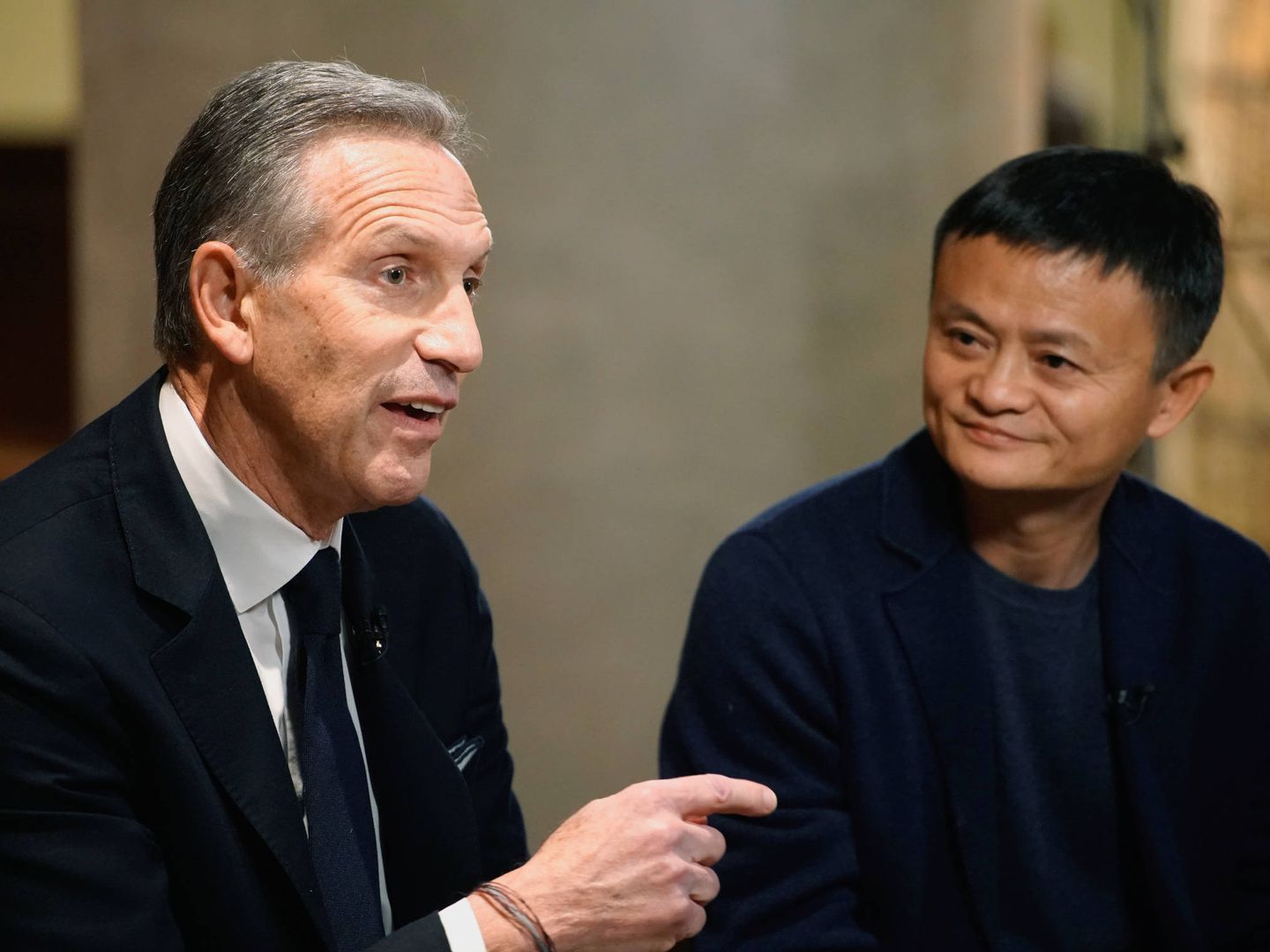 Howard Schultz junto a Jack Ma, presidente del Grupo Alibaba, durante una conferencia de prensa en Shanghái. (Reuters)
