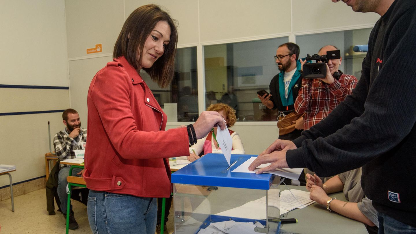 Oihane Agirregotia, candidata de CEUS, vota en las elecciones europeas. (EFE/Javier Zorrilla)