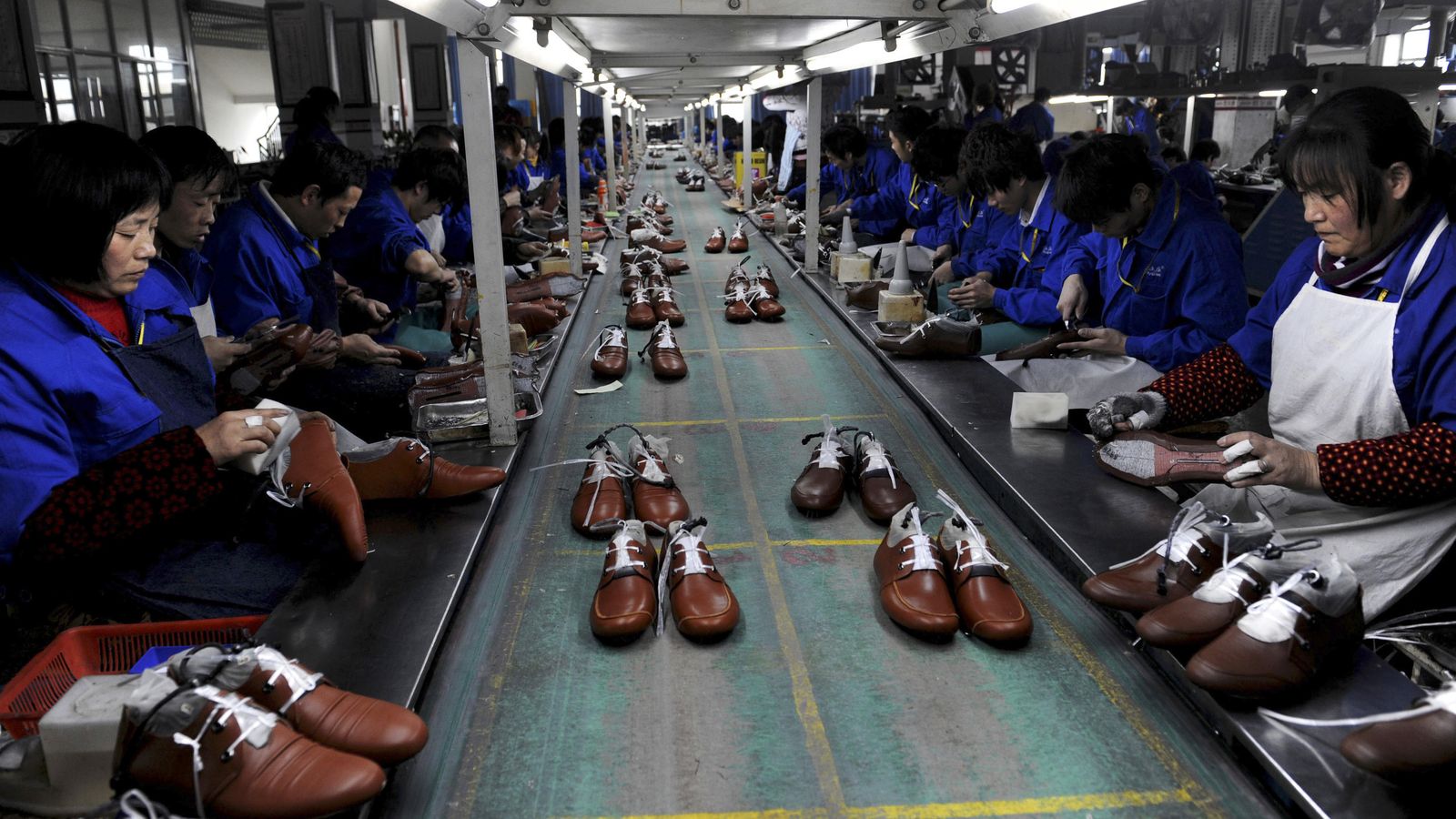 Foto: Empleados de una fábrica de zapatos en Lishui, en la provincia china de Zhejiang, el 24 de enero de 2013 (Reuters).