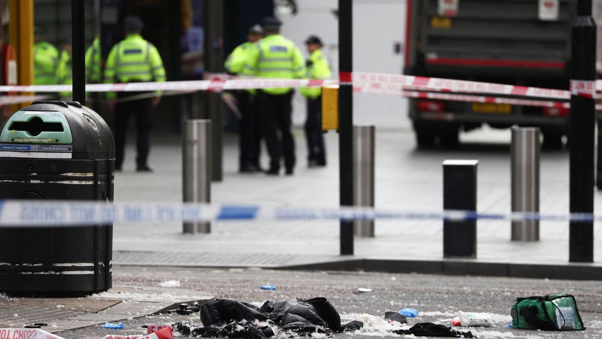 Detenido un hombre tras apuñalar a dos policías en el centro de Londres