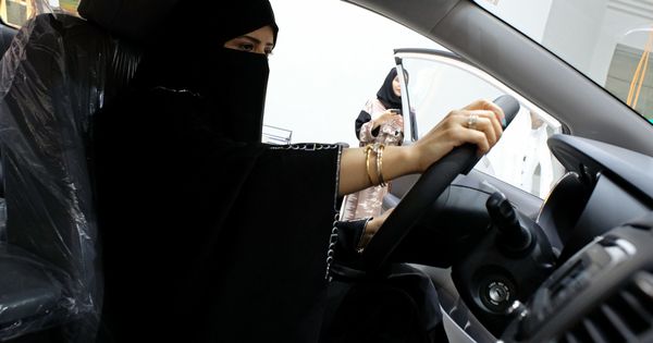 Foto: Una mujer saudí prueba un coche en la primera feria del automóvil dedicada a la mujer en Yeda, Arabia Saudí. (Reuters)  