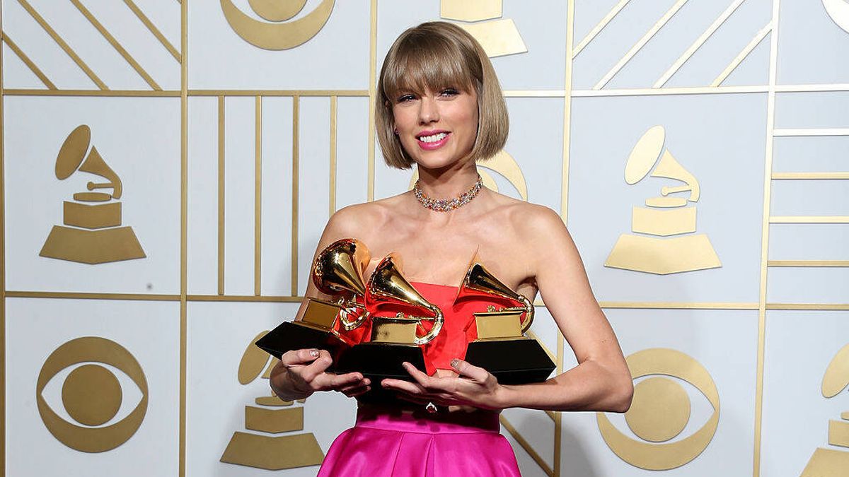De JLo a Taylor Swift: los mejores looks de la historia de los Premios Grammy