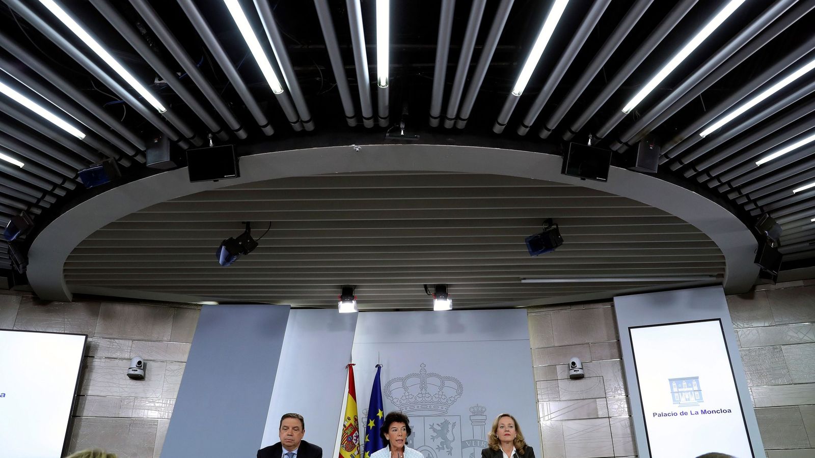 Foto: Isabel Celaá, con los ministros Luis Planas y Nadia Calviño, este 4 de octubre tras el Consejo de Ministros, en la Moncloa. (EFE)
