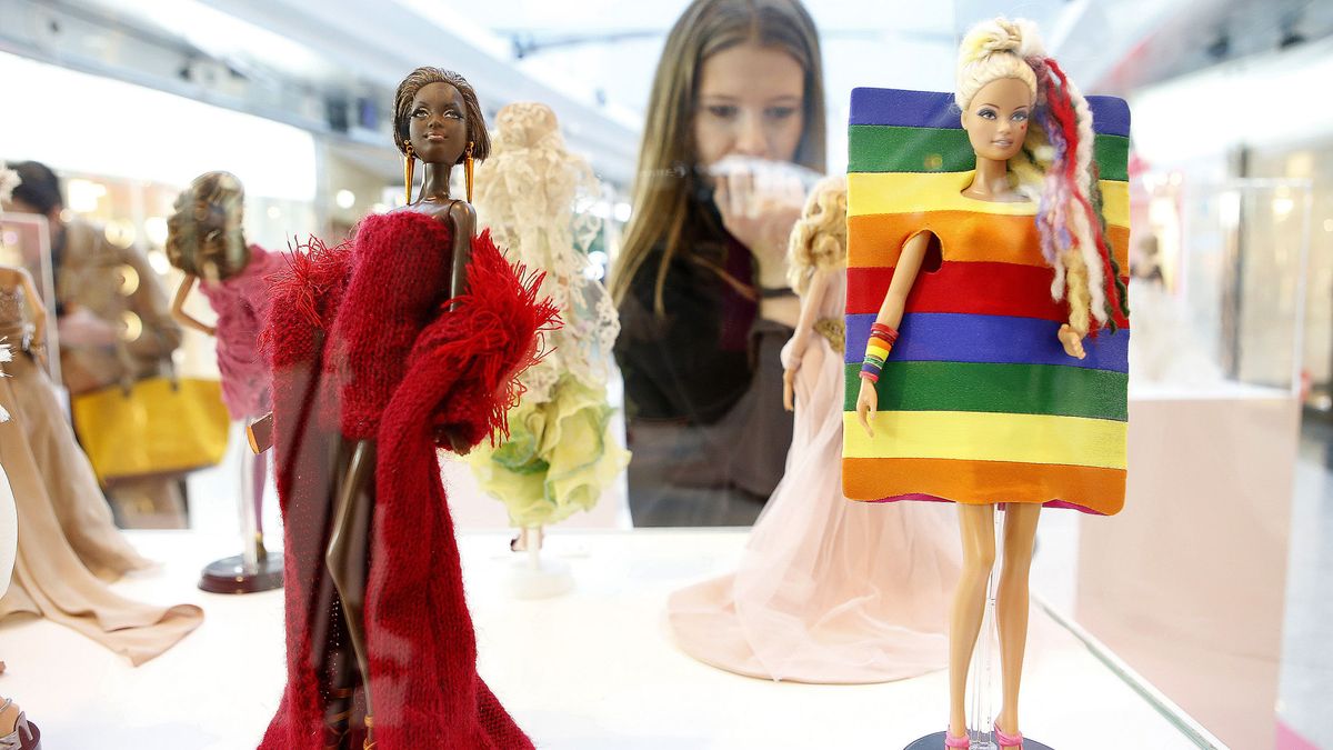 Barbie se viste de alta costura en Asturias para narrar la historia de la moda