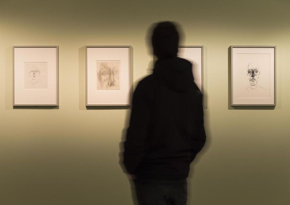 Foto: Un visitante frente a una serie de dibujos de rostros, de Alberto Giacometti.