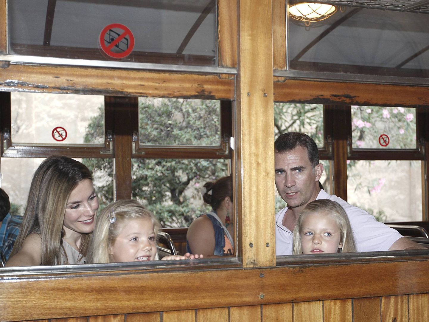 Los Reyes con sus hijas en el tren turístico a Sóller, en 2012. (Cordon Press)