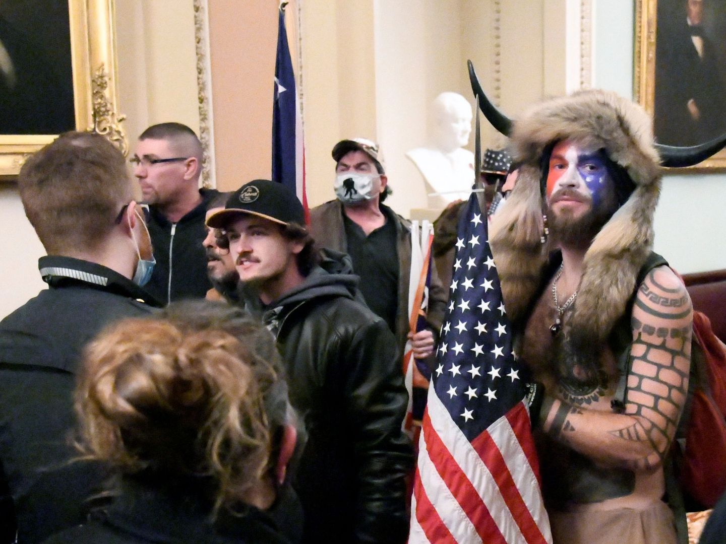 Seguidores de Donald Trump, durante el asalto al Capitolio. (Reuters)