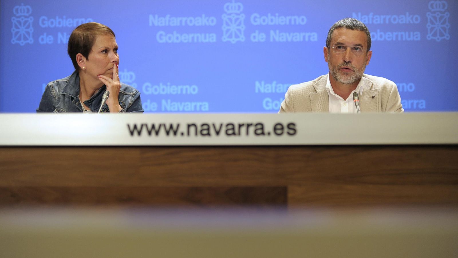 Foto: La presidenta del Gobierno de Navarra, Uxue Barkos, y el vicepresidente de Políticas Sociales, Empleo y Vivienda del Gobierno de Navarra, Miguel Laparra. (EFE)