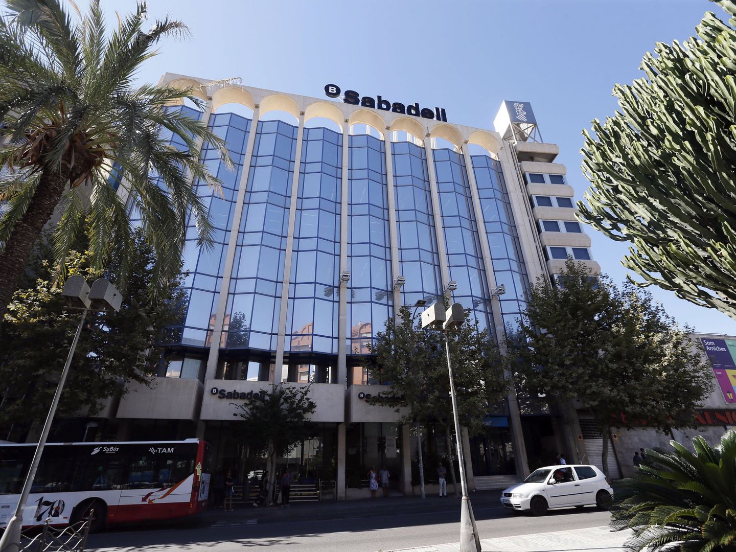 Nueva sede del Banco Sabadell en Alicante. (EFE)
