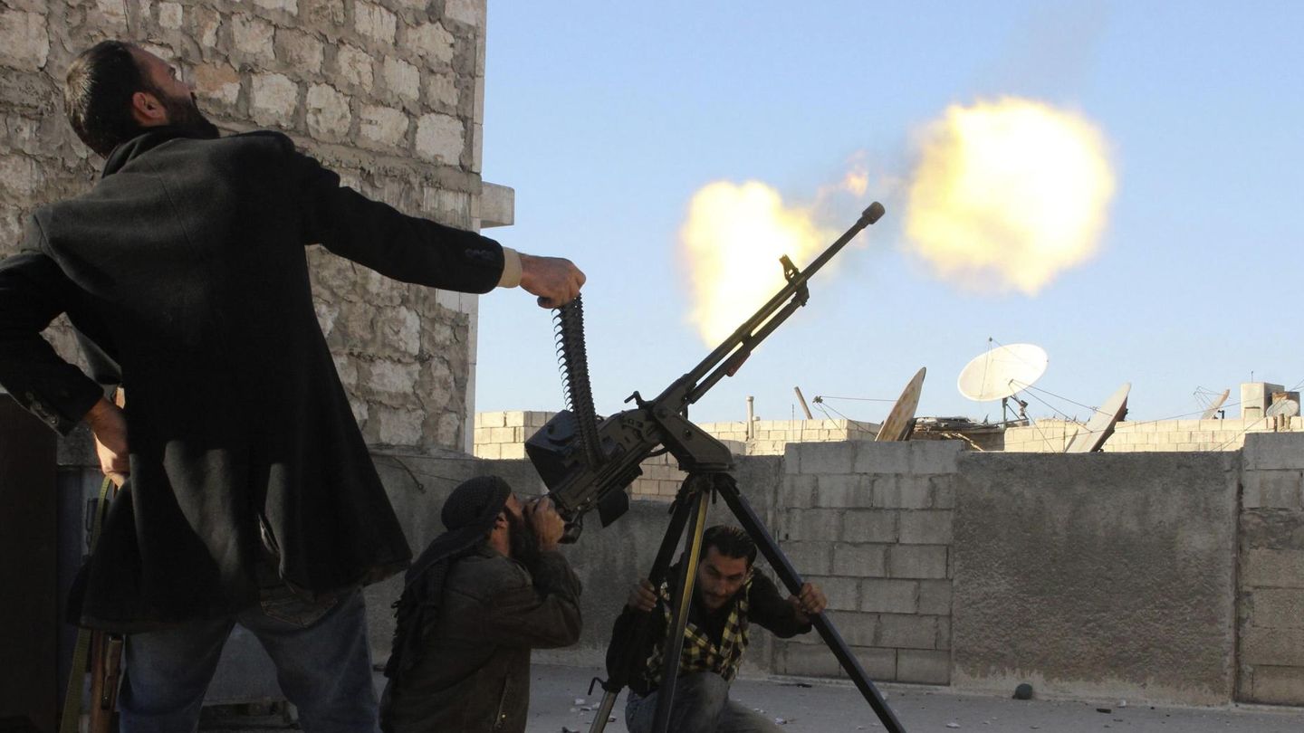 Combatientes del ELS abren fuego contra un helicóptero del Ejercito sirio en Alepo (Reuters).
