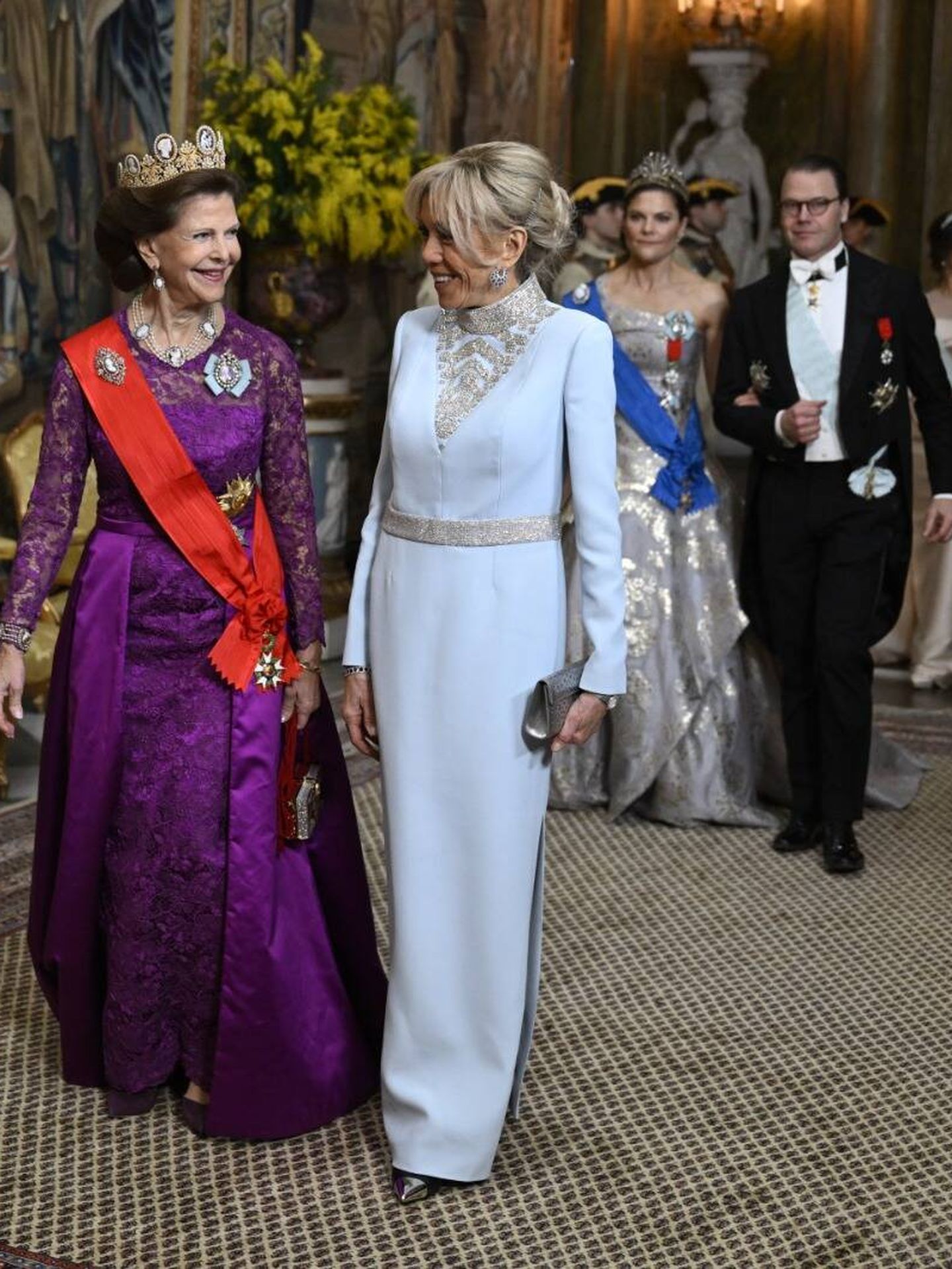 Silvia de Suecia y Brigitte Macron durante la cena de Estado celebrada en el Palacio Real de Estocolmo. (Gtres)