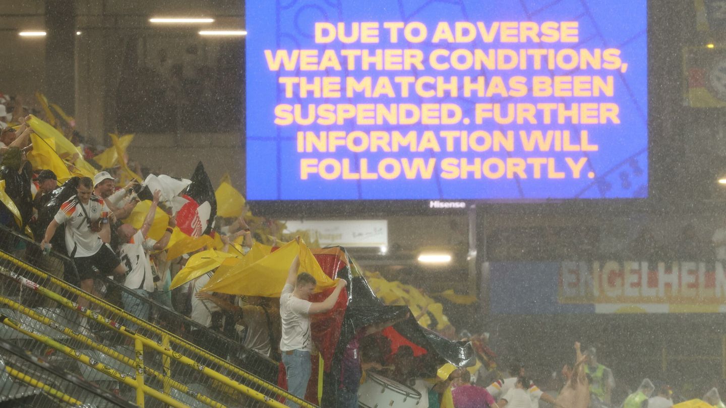 Dortmund (Germany), 29 06 2024.- A view of the stands as match is interrupted due to thunder storm during the UEFA EURO 2024 Round of 16 soccer match between Germany and Denmark, in Dortmund, Germany, 29 June 2024. (tormenta, Dinamarca, Alemania) EFE EPA FRIEDEMANN VOGEL 