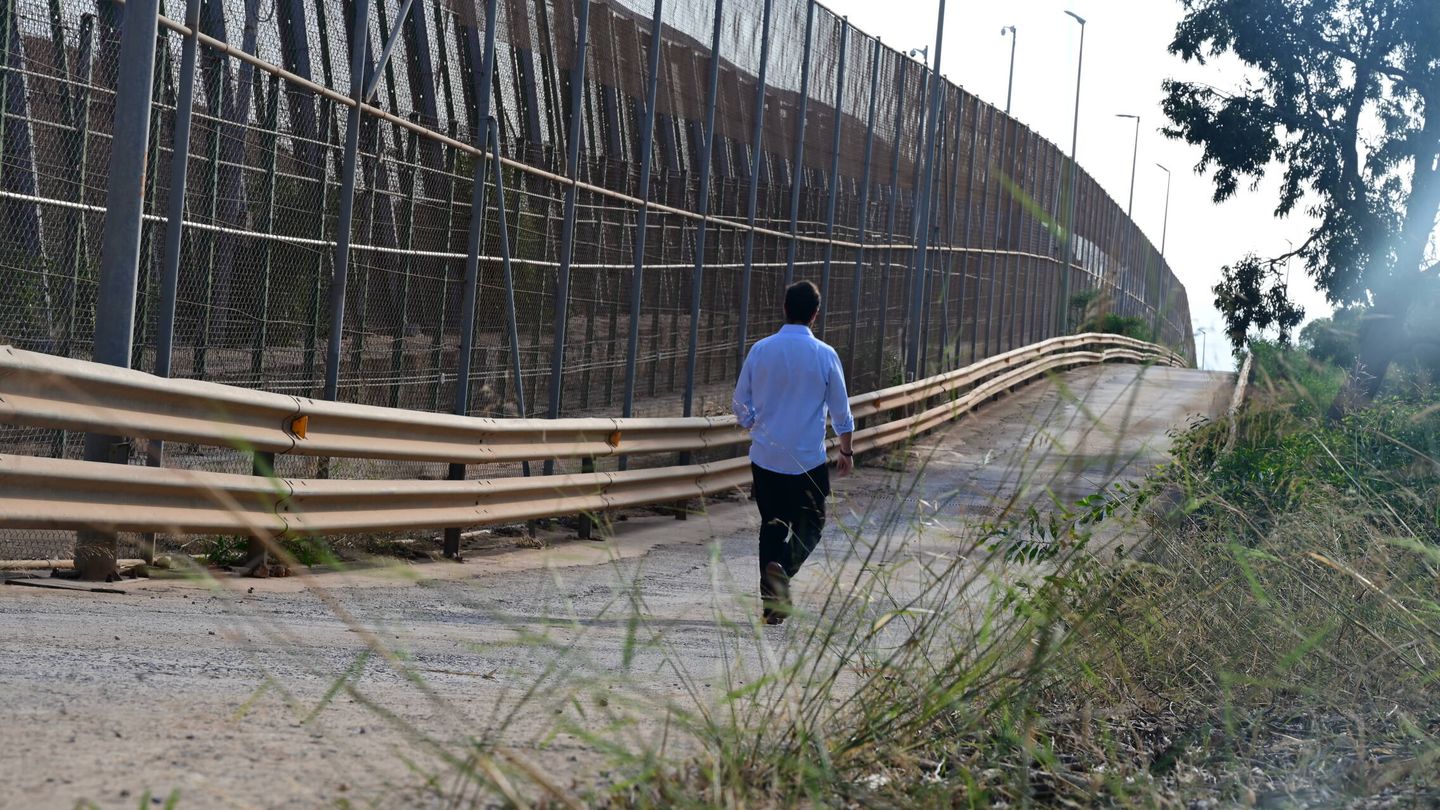 A local walks in front of the Melilla border fence. (PorCausa)